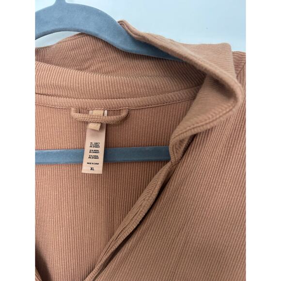 SKIMS Soft Lounge Brown Pajama Top - Picture 5 of 6